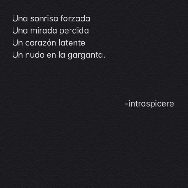 Una sonrisa forzada. Una mirada perdida. Un corazón latente. Un nudo en la garganta. Introspicere.